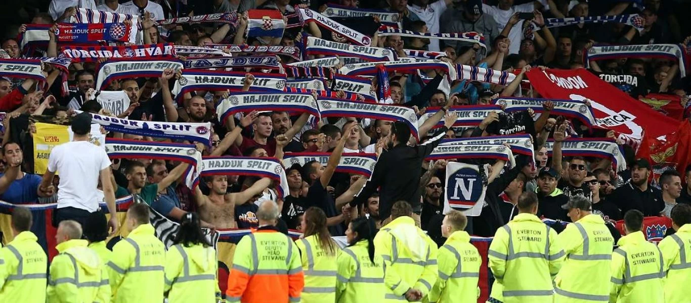 Κροατία: Επεισόδια ακόμα και σε κεκλεισμένων - Πέταξαν φωτοβολίδα στον αγωνιστικό χώρο (φώτο)